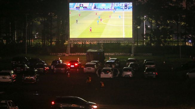 Sejumlah mobil mendatangi area pemutaran pertandingan sepak bola di area parkir Mall Alam Sutera, Kota Tangerang, Banten, Sabtu (13/2/2021).  ANTARA FOTO/Fauzan