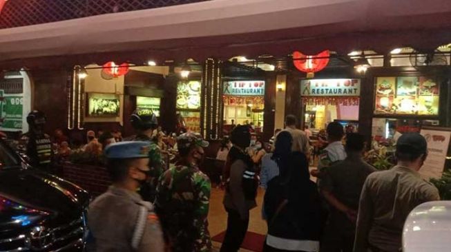 Langgar Prokes, Pusat Kuliner Malam di Medan Langsung Kena Segel