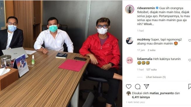 Ridwan Remin bersama dua pengacaranya. [Instagram]