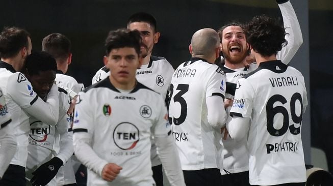 Bek Spezia Simone Bastoni (Belakang kanan) merayakan gol dalam pertandingan sepak bola Serie A Italia Spezia vs AC Milan pada 13 Februari 2021 di stadion Alberto-Picco di La Spezia. Marco BERTORELLO / AFP