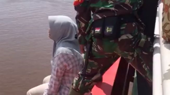 Video Viral Perempuan Nangis Mau Loncat dari Jembatan Rumpiang