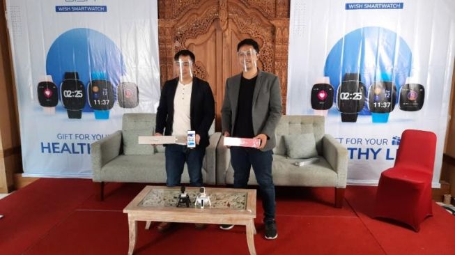 Co Founder Widya Indonesia, Alwy Herfian Satriatama (kanan) dan Chief Technology Officer Widya Indonesia, Vistian Ikhsan Wibowo (kiri) menunjukkan Wish Smartwatch saat peluncuran di Grand Sarila Hotel, Sleman, Minggu (14/2/2021). [Muhammad Ilham Baktora / SuaraJogja.id]