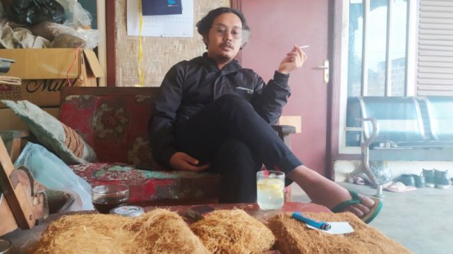 Riyo Fajar Ismail, 24 tahun, menunjukan tiga jenis tembakau linting di kediamannya, Tanjungsari, Sumedang, Selasa (2/2/2021). [Suara.com/Aminuddin]