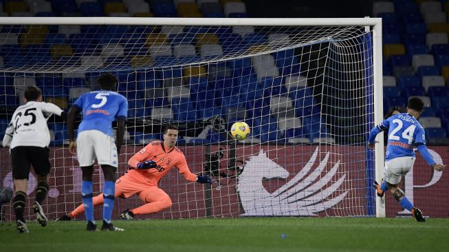 Penyerang Napoli Lorenzo Insigne melakukan tendangan penalti melewati kiper Juventus Wojciech Szczesny untuk membuka skor selama pertandingan sepak bola Serie A Italia Napoli melawan Juventus di Stadion Diego Armando Maradona, Naples, Italia, Sabtu waktu setempat atau Minggu (14/2/2021) dini hari WIB.  MONTEFORTE / AFP