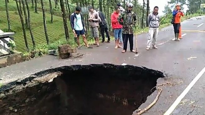 Bikin Merinding! Penampakan Lubang Besar yang Putuskan Jalur Brebes-Tegal