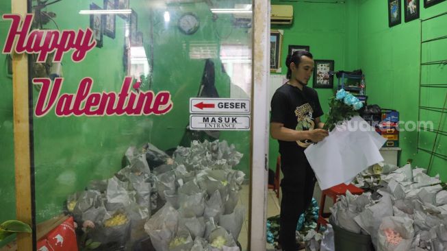 Aktivitas pedagang bunga di Pasar Bunga Rawa Belong, Jakarta Barat, Minggu (14/2/2021). [Suara.com/Alfian Winanto]