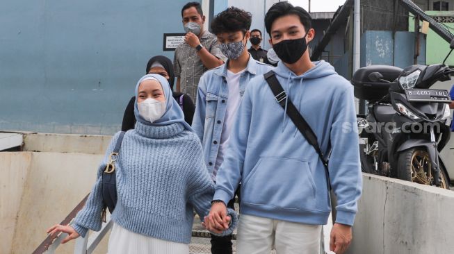 Pasangan Dinda Hauw dan Rey Mbayang saat ditemui di Kawasan Tendean, Jakarta Selatan, Minggu (14/2/2021). [Suara.com/Alfian Winanto]