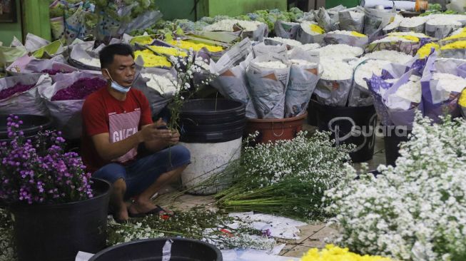 Aktivitas pedagang di Pasar Bunga Rawa Belong, Jakarta Barat, Minggu (14/2/2021). [Suara.com/Alfian Winanto]