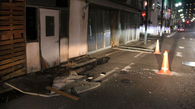 Bangunan yang rusak terlihat di Fukushima pada 13 Februari 2021 setelah gempa bumi berkekuatan 7,1 yang kuat melanda di lepas pantai timur Jepang.
PERS JIJI / AFP