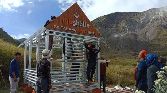 Gunung Talang Punya Musala Tertinggi di Sumatera, Sekelilingnya Edelweiss