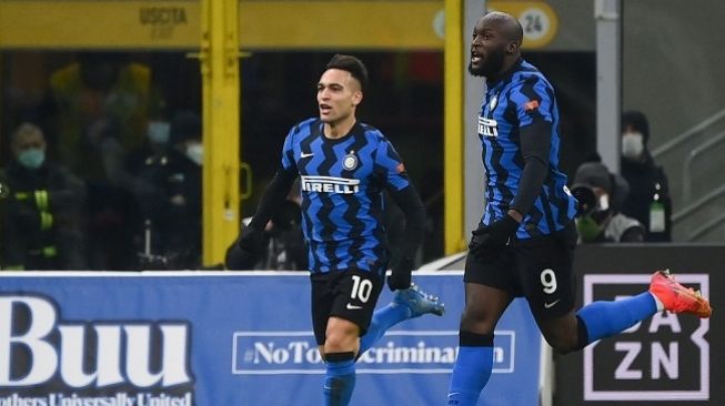 Duet Romelu Lukaku dan Lautaro Martinez bermain gemilang saat Inter Milan mengalahkan Lazio 3-1 di Stadion Guiseppe Meazza, Senin (15/2/2021). (Foto: AFP)