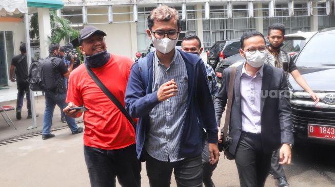 Komika Ridwan Remin usai memenuhi panggilan Komisi Perlindungan Anak Indonesia (KPAI) terkait materi komiknya yang menyinggung keluarga Ruben Onsu di Kantor KPAI, Jakarta Pusat, Senin (15/2/2021). [Suara.com/Alfian Winanto]