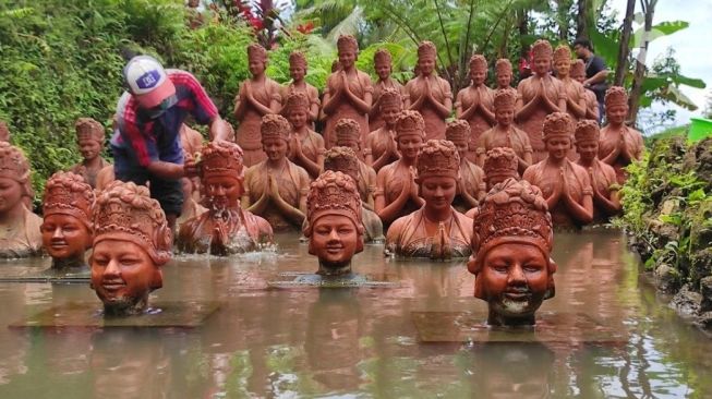 Mengintip Ratusan Patung Penari Gandrung Mandi Usai Hujan Abu Gunung Raung