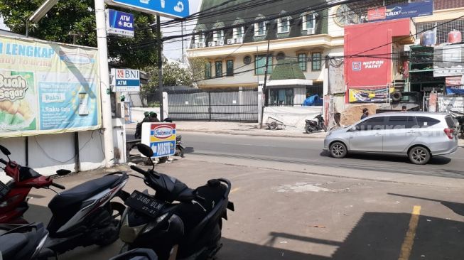 Lokasi insiden pengepungan JS yang menodong pemotor dengan pistol mainan di kawasan Kedoya, Jakarta Barat, Senin (15/2/2021). [Suara.com/Yaumal Asri Adi Hutasuhut]