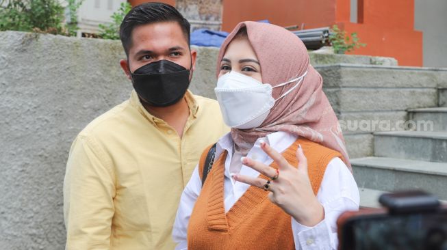 Pasangan Kesha Ratuliu dan Adhi Permana saat ditemui awak media di Kawasan Tendean, Jakarta Selatan, Senin (15/2/2021). [Suara.com/Alfian Winanto]