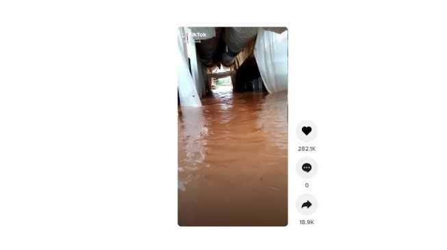 Tenda pernikahan terendam banjir. [TikTok]