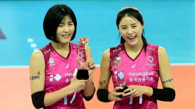 Atlet kembar voli asal Korea Selatan Lee Jae-yeong (kiri) dan Lee Dae-yeong dari tim Heungkuk Life Insurance Pink Spiders berpose setelah terpilih sebagai pemain All-Stars sebelum pertandingan V-League digelar di GOR di Incheon, Korea Selatan (26/1/2021). (Photo by - / various sources / AFP) (AFP/-)