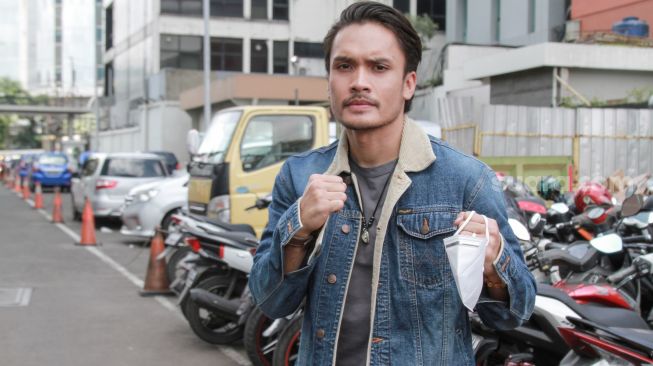 Aktor dan Atlit MMA Randy Pangalila menunjukkan pose bertarungnya didepan kamera saat ditemui di Kawasan Tendean, Jakarta Selatan, Senin (15/2/2021). [Suara.com/Alfian Winanto]