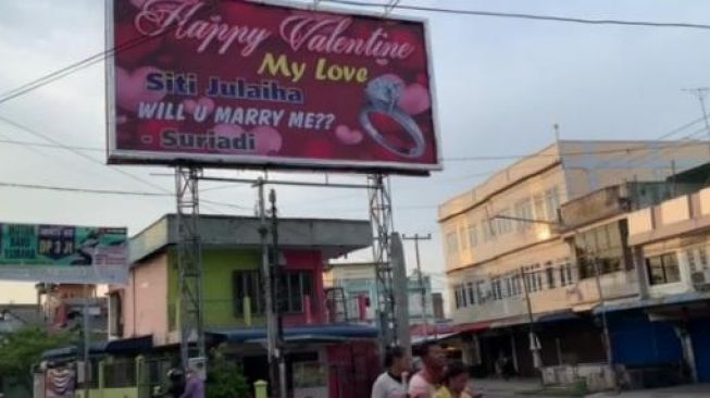 Suriadi Lamar Kekasih Lewat Papan Reklame di Jalan Ahmad Yani