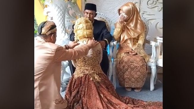 Kocak! Gara-gara Bulu Mata Ibu Pengantin, Suasana Haru Sungkeman Jadi Buyar