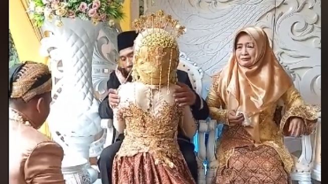 Suasana  sungkeman yang berubah jadi penuh tawa (TikTok/@bennyseptyan)