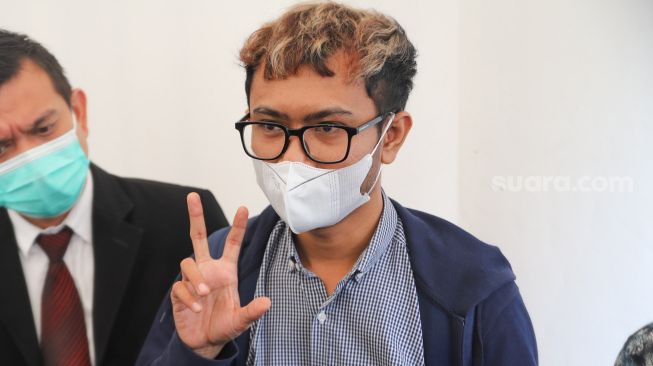 Komika Ridwan Remin saat diwawancarai awak media usai memenuhi panggilan Komisi Perlindungan Anak Indonesia (KPAI) terkait materi komiknya yang menyinggung keluarga Ruben Onsu di Kantor KPAI, Jakarta Pusat, Senin (15/2/2021). [Suara.com/Alfian Winanto]