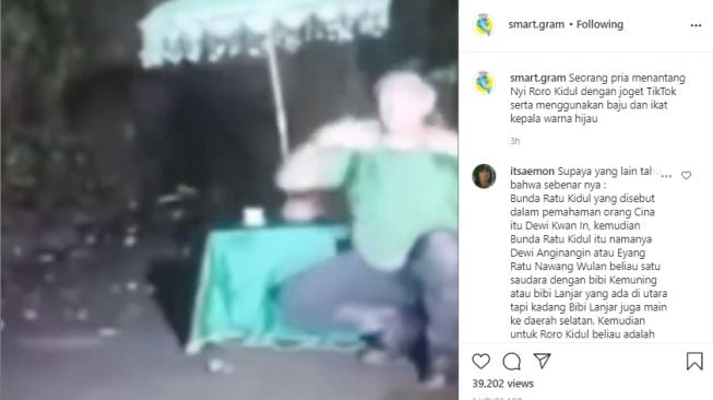 Seorang pria menantang Nyi Roro Kidul sambil joget TikTok di depan gua. - (Instagram/@smart.gram)