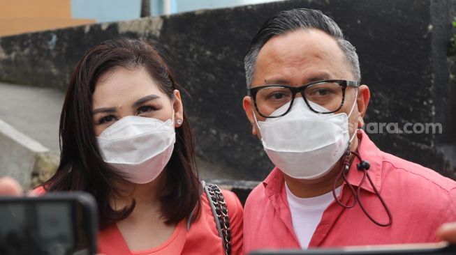 Pasangan Mona Ratuliu dan Indra Brasco saat diwawancarai awak media di Kawasan Tendean, Jakarta Selatan, Senin (15/2/2021). [Suara.com/Alfian Winanto]