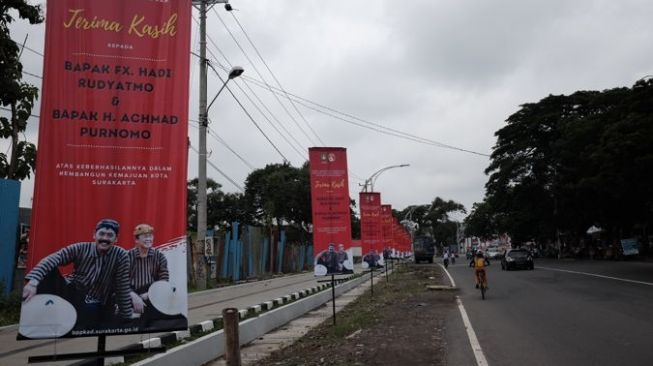 Banner ucapan terima kasih kepada Wali Kota Solo, FX Hadi Rudyatmo, dan Wawali Achmad Purnomo menghiasi Jl Ir Juanda, Kelurahan Pucangsawit, Kecamatan Jebres, Solo, Minggu (14/2/2021). [Solopos/Wahyu Prakoso]