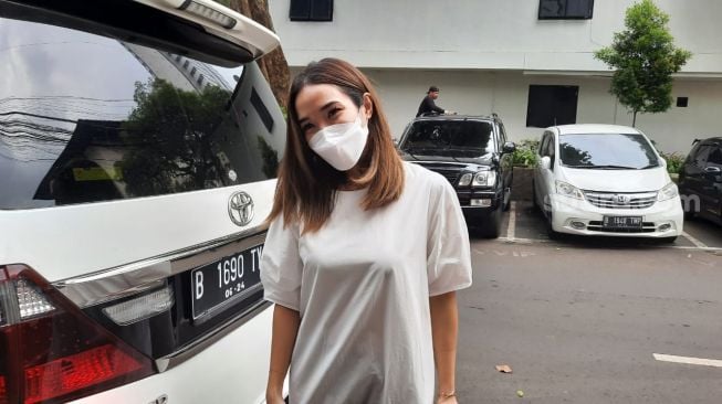 Gisella Anastasia alias Gisel saat wajib lapor di Polda Metro Jaya, Senin (15/2/2021) [Suara.com/Ismail]