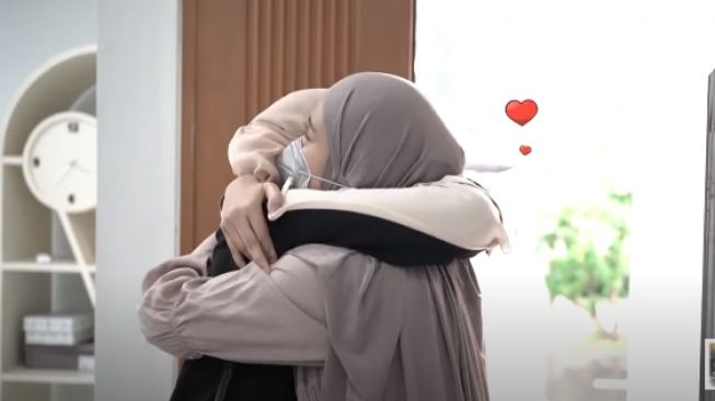 Zaskia dan Shireen Sungkar saat akan berpisah untuk liburan. - (YouTube/The Sungkars Family)