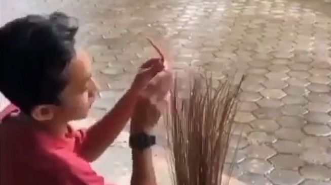 Viral Aksi Pemuda Hentikan Hujan Deras Pakai Sapu Lidi dan Bumbu Dapur