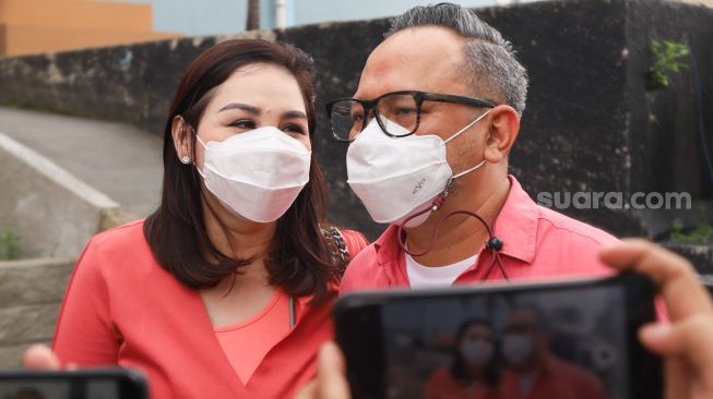 Pasangan Mona Ratuliu dan Indra Brasco saat diwawancarai awak media di Kawasan Tendean, Jakarta Selatan, Senin (15/2/2021). [Suara.com/Alfian Winanto]