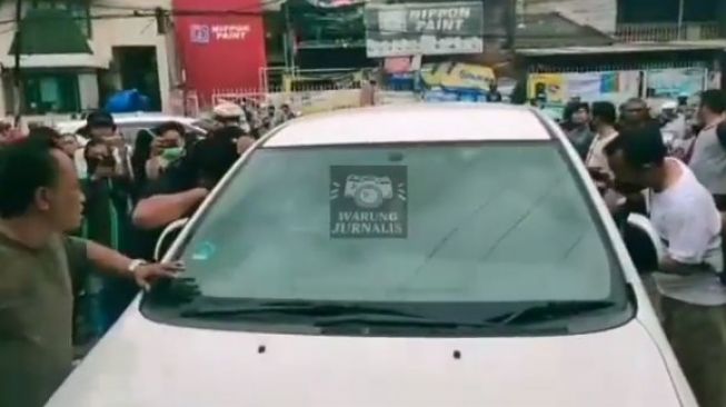 Tangkapan layar polisi mengepung koboi jalanan yang sempat mengacungkan pistol mainan ke pemotor di Kedoya, Jakarta Barat, yang viral di media sosial, Minggu (14/2/2021). [Instagram]