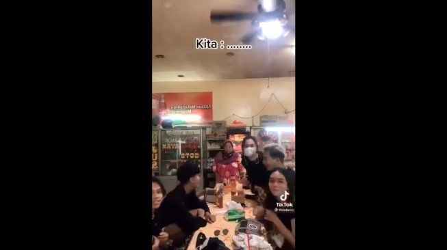 Video jail sekelompok remaja goyang tiktok sampai naik kursi di warung makan, - (Twitter/@AREAJULID)