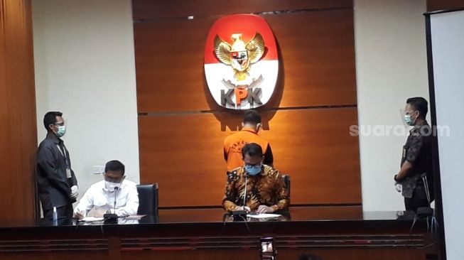 Komisi Pemberantasan Korupsi (KPK) menetapkan Bupati Kabupaten Muara Enim, Juarsah, sebagai tersangka kasus korupsi proyek Jalan Muara Enim tahun 2019. Juarsih langsung ditahan. (Suara.com/Welly Hidayat)