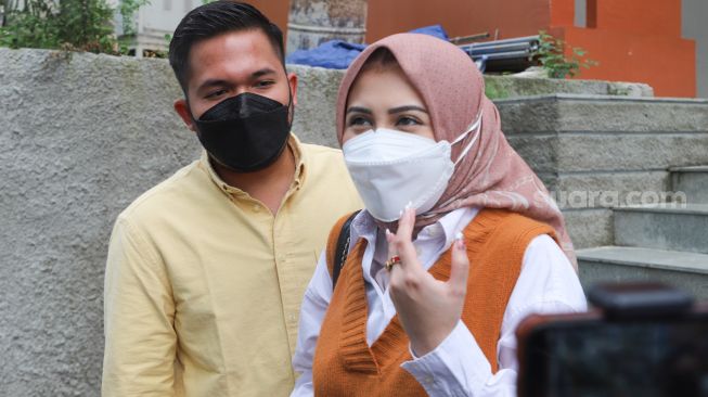 Pasangan Kesha Ratuliu dan Adhi Permana saat ditemui awak media di Kawasan Tendean, Jakarta Selatan, Senin (15/2/2021). [Suara.com/Alfian Winanto]