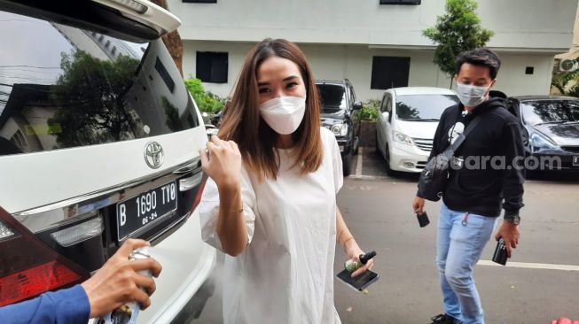 Gisella Anastasia alias Gisel saat wajib lapor di Polda Metro Jaya, Senin (15/2/2021) [Suara.com/Ismail]