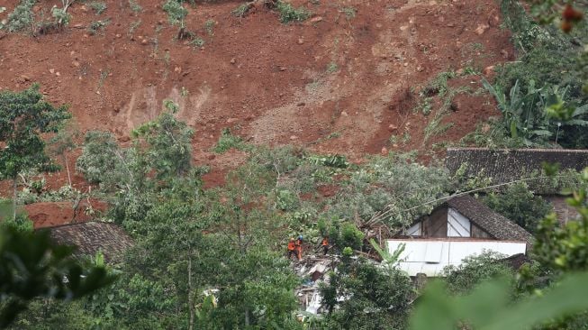 Kondisi longsor di Desa Ngetos, Nganjuk, Jawa Timur, Senin (15/2/2021). [ANTARA FOTO/Prasetia Fauzani]
