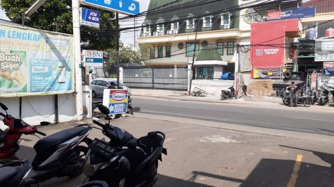 Lokasi insiden pengepungan koboi jalanan yang menodong pemotor dengan pistol mainan di kawasan Kedoya, Jakarta Barat, Senin (15/2/2021). [Suara.com/Yaumal Asri Adi Hutasuhut]