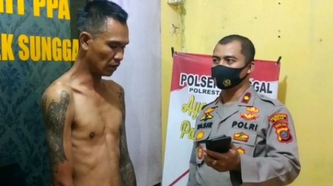 Videonya Viral, Preman Peras Pedagang Sate Ampun-ampun di Kantor Polisi