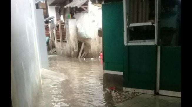 Diguyur Hujan Lebat Sejak Dini Hari, Sejumlah Wilayah di Kebon Jeruk Banjir