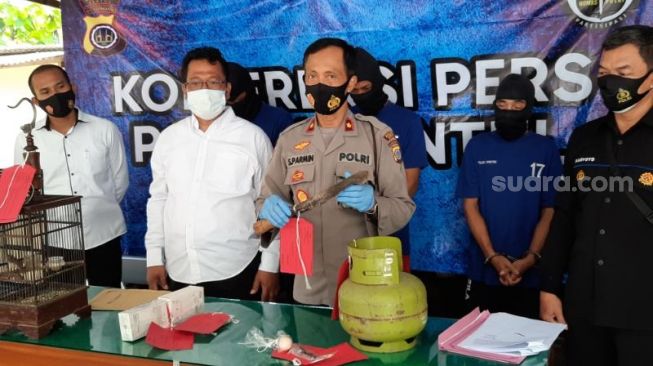 Sembunyi di Balik Pohon Pisang, Warga Kretek Tangkap Pencuri Masuk Rumahnya