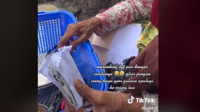 Nenek penjual piring yang ditipu pembeli (TikTok/@vs.brl)