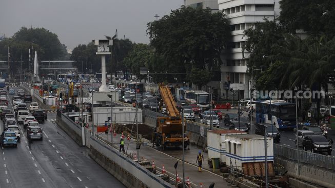 Suasana pembangunan proyek MRT Fase II Bundaran HI-Harmoni di Jalan M.H Thamrin, Jakarta, Selasa (16/2/2021). [Suara.com/Angga Budhiyanto]