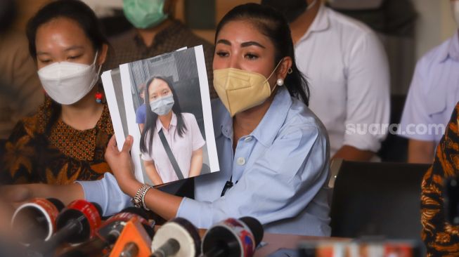 Penyanyi Nindy Ayunda membantah tuduhan bahwa dirinya melakukan penculikan kepada pembantu dan supirnya dengan memberikan bukti saat menggelar konferensi pers di Kantor Komnas Perempuan, Jakarta Pusat, Selasa (16/2/2021). [Suara.com/Alfian Winanto]