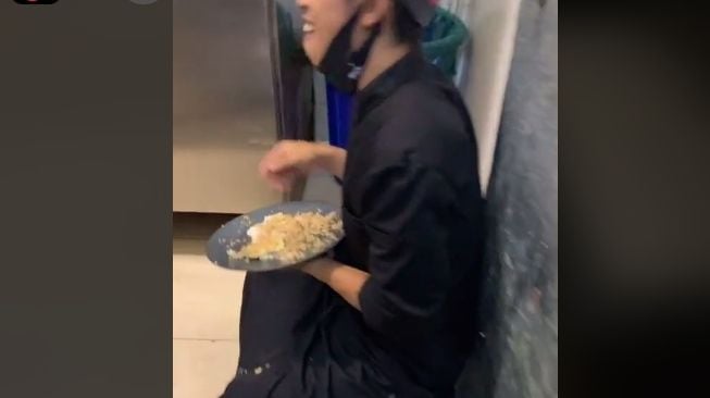 Aksi pegawai restoran makan nasi yang tersisa di wajan (TikTok)