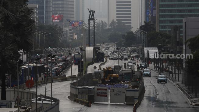 Suasana pembangunan proyek MRT Fase II Bundaran HI-Harmoni di Jalan M.H Thamrin, Jakarta, Selasa (16/2/2021). [Suara.com/Angga Budhiyanto]