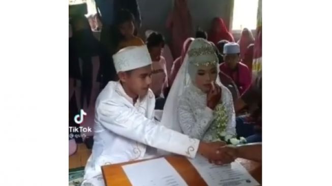 Pria nikah dengan mahar disimpan di peci. [Instagram/@makassar_iinfo]