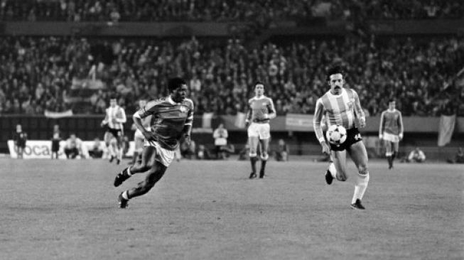 Leopoldo Luque saat beraksi di Piala Dunia 1978 melawan Prancis. Leopoldu Luque dikabarkan meninggal dunia pada Senin (15/2/2021). (STAFF / AFP)